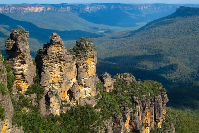 Blue Mountain Tour with Hop on and Hop Off Bus - A single day that strings together big Blue Mountains views and Sydney icons