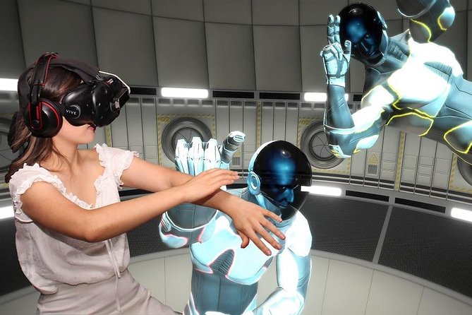 Entermission Sydney 60min Virtual Reality Escape Rooms - Taking fun photos with the interactive 3D photo wall
