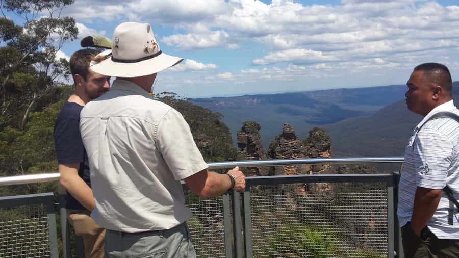 From Sydney: Blue Mountains Bushwalks & Featherdale Tour - Three Sisters at Echo Point: iconic views with a guided angle