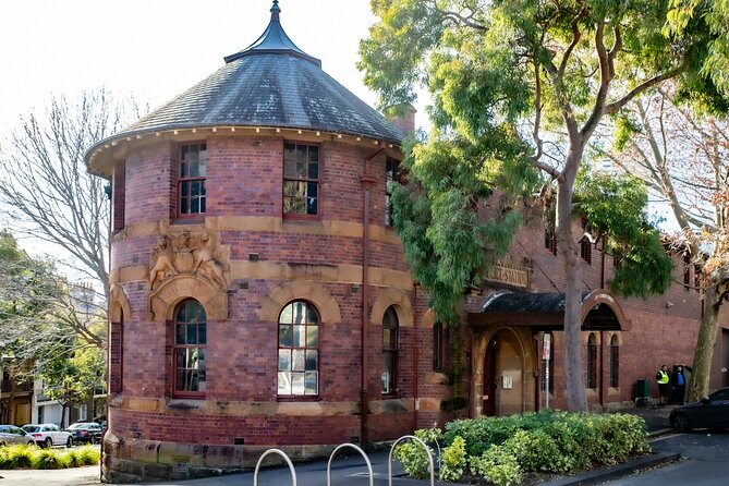 Historical True Crime Walking Tour of East Sydney - Elliot’s storytelling style and why the group size matters