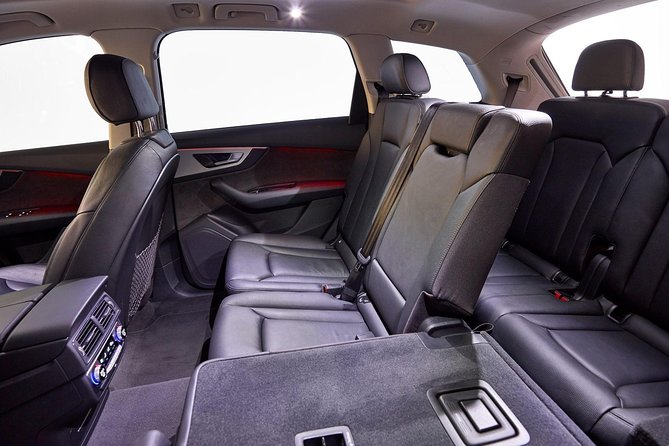 Luxury Sydney Airport Arrival Transfer - Sedan/SUV - Turning the airport ride into useful first-day Sydney tips