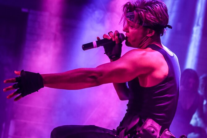 Magic Men Cabaret Show - The performance: men, music, and lighting that does the heavy lifting