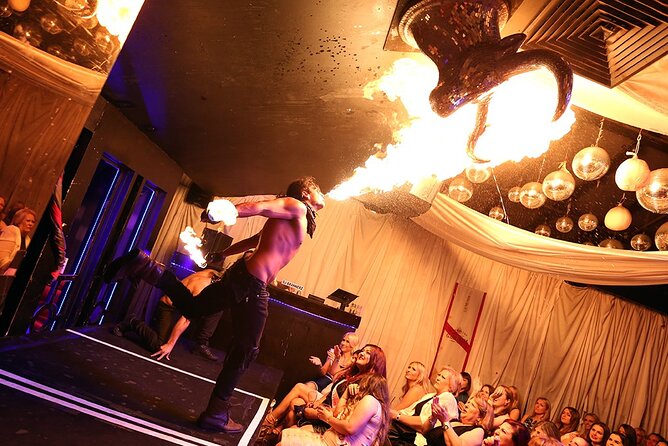 Magic Men Cabaret Show - Food and champagne: a small upgrade that changes the first hour