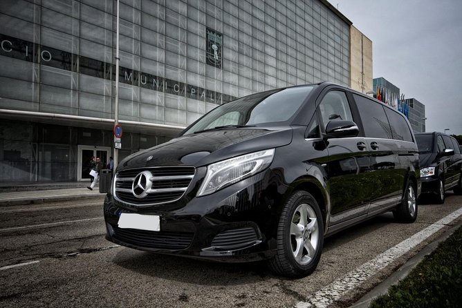 Minivan Arrival Transfer from Sydney Airport SYD to Sydney City - Mercedes V-Class Comfort for Up to Six People
