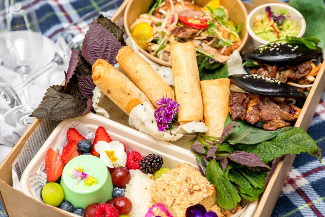 Picnic in the Royal Botanic Gardens for 2 - Wine and pacing: a built-in date-night vibe