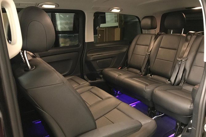Private Transfer FROM Sydney Airport to Sydney CBD for 1 to 2 pax - The driver, the meet, and the kind of help you notice
