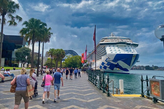 Self-Guided Walking Tour in Hidden Trails of The Rocks of Sydney - Circular Quay start, phone in hand, and how the web game works