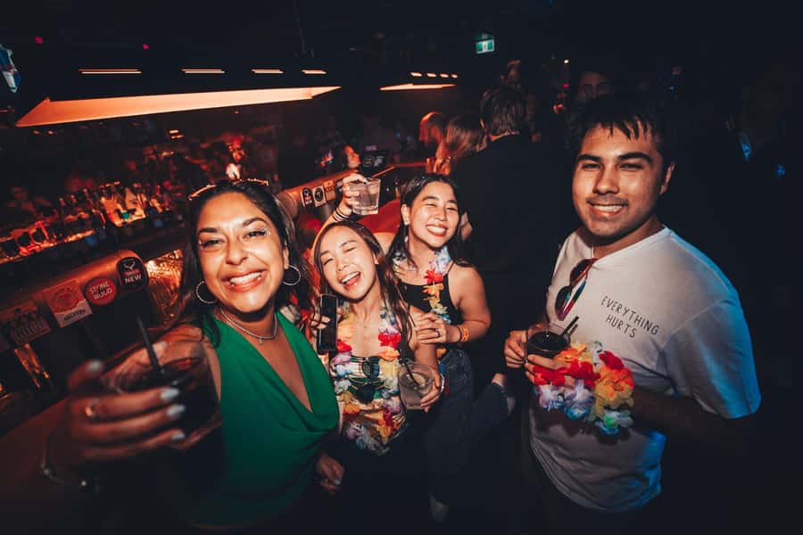 Sydney: Big Night Out Pub Crawl with Local Party Hosts - 3 Wise Monkeys: your first 60 minutes of spirits and momentum