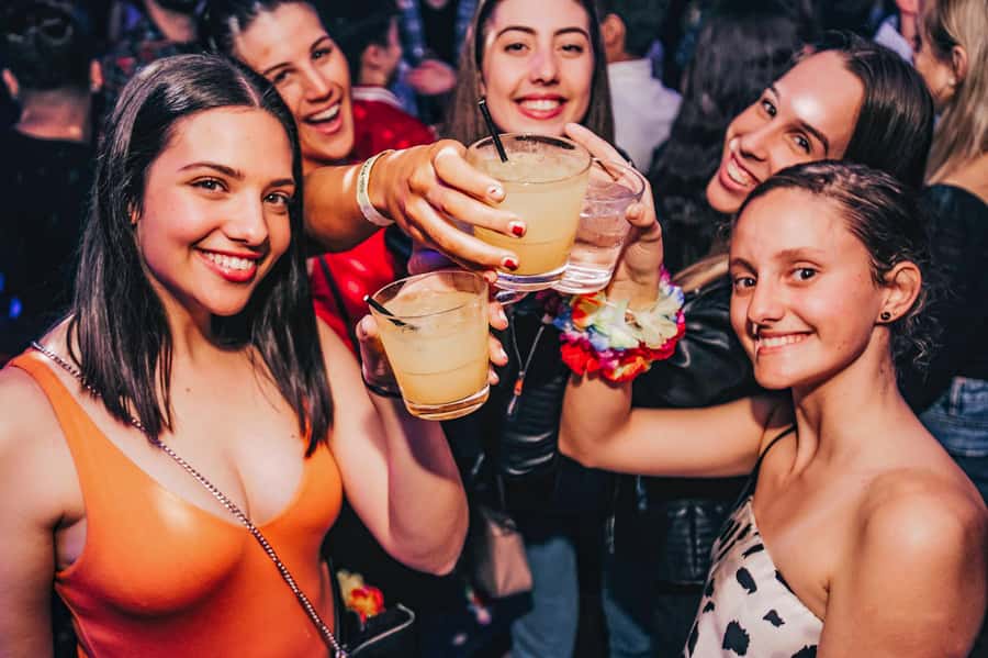 Sydney: Big Night Out Pub Crawl with Local Party Hosts - The sound level and the age mix: plan your expectations