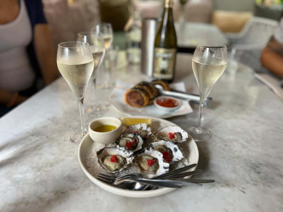 Sydney: Food Tour in Surry Hills with 8 Local Food Tastings - Where you meet on Oxford Street, and how to find your guide