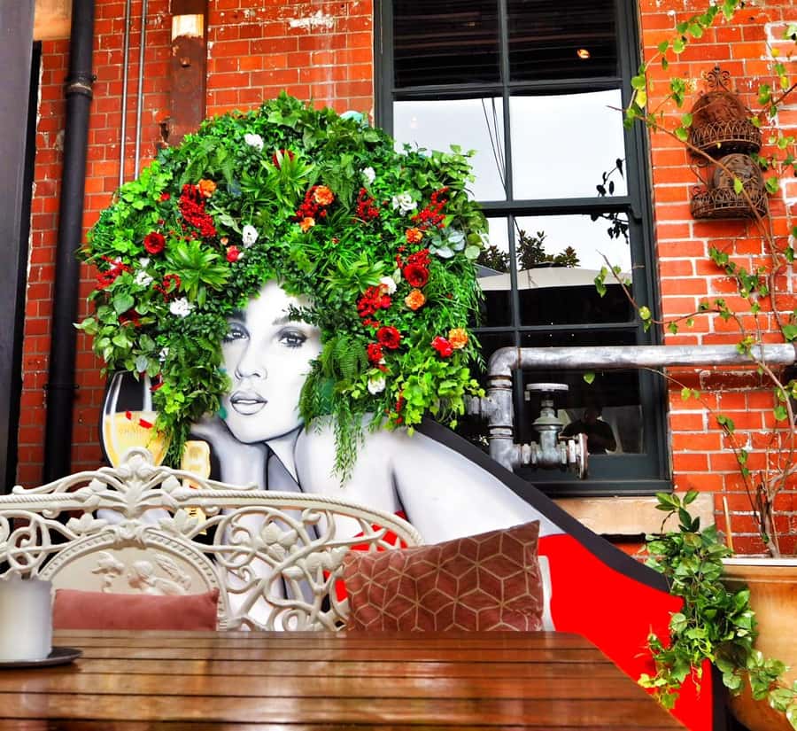 Sydney: Food Tour in Surry Hills with 8 Local Food Tastings - Stop flavor one: Sydney oysters and the local-water angle