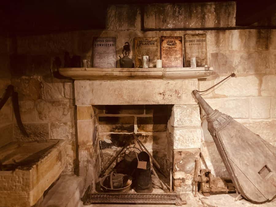 SYDNEY : Ghosts, Grog & The Rocks: Haunted Pubs &Cellar Tour - The Rocks at night, explained through ghosts and gangs