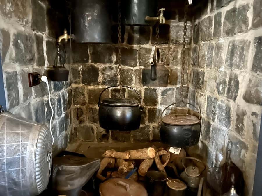 SYDNEY : Ghosts, Grog & The Rocks: Haunted Pubs &Cellar Tour - Meeting point at The Russell Hotel, and what the first stretch feels like