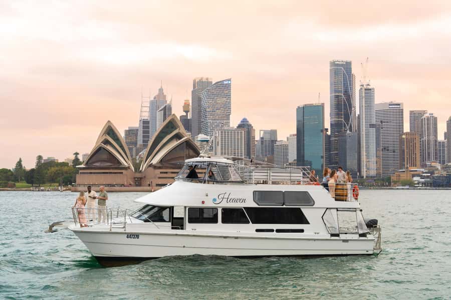 Sydney: Golden Glow Sunset Harbour Cruise with 1 Drink - The Heaven Catamaran: Split Levels, Indoor and Outdoor Viewing, and Photo Angles