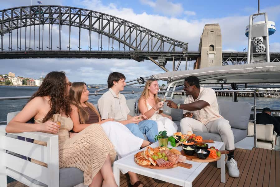 Sydney: Golden Glow Sunset Harbour Cruise with 1 Drink - Your 90-Minute Harbour Experience: Golden Hour Timing and What You Will See