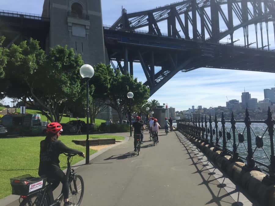 Sydney: Guided Harbour E-Bike Tour - Walsh Bay, then the harbour return: Barangaroo, Cockle Bay Wharf, Chinatown