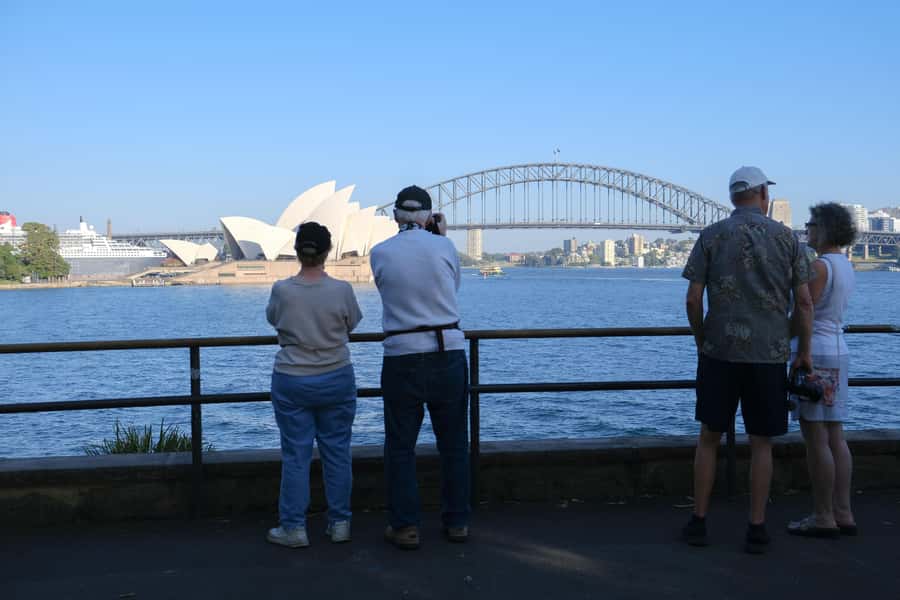 Sydney Harbour to Bondi: Small Group Half–Day Experience - Paddington terrace houses and Oxford Street, Sydney in everyday mode