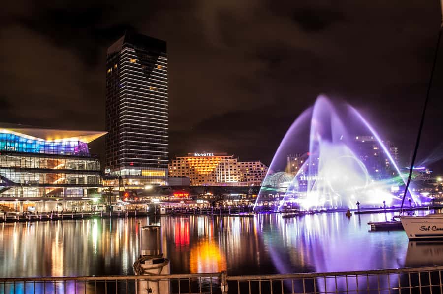 Sydney: Vivid Festival of Light Harbor Cruise with Dinner - Ninety minutes of Sydney icons lit up from the water